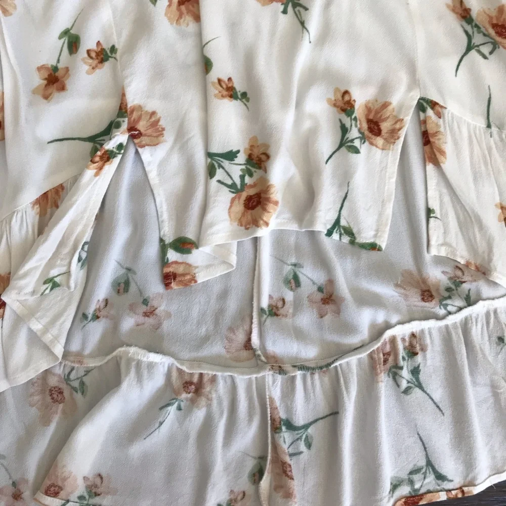 STUNNING FOREVER 21 FLORAL TOP🌻 - Picture 6 of 9